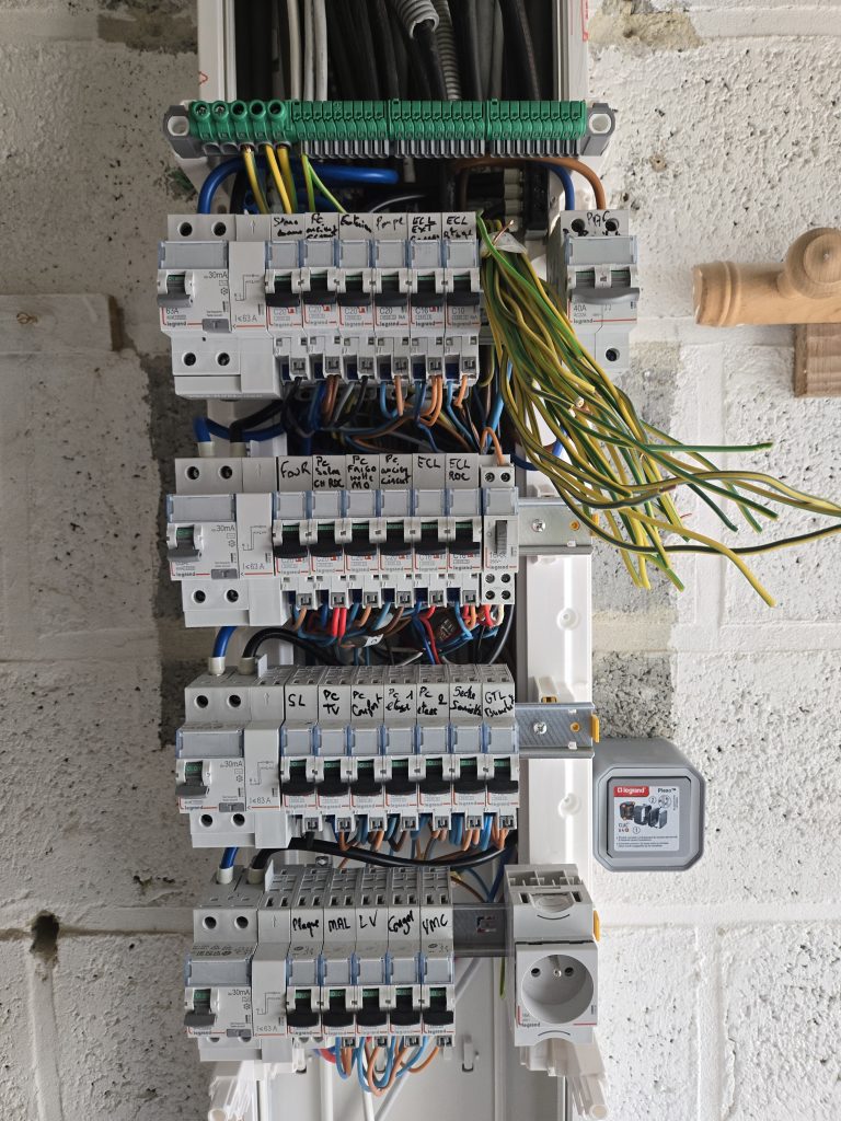 Tableau electrique en cours de fabrication
